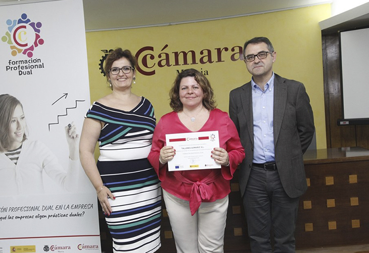 GRUPO GOMARIZ MOTOR RECIBE UN RECONOCIMIENTO DE LA CÁMARA DE COMERCIO DE MURCIA POR SU COMPROMISO CON LA FP DUAL GRUPO GOMARIZ MOTOR RECIBE UN RECONOCIMIENTO DE LA CÁMARA DE COMERCIO DE MURCIA POR SU COMPROMISO CON LA FP DUAL